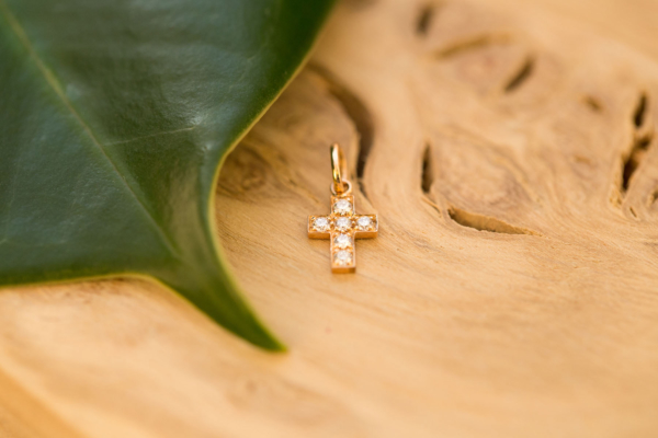 Pendentif Croix Diamants de Gigi Clozeau