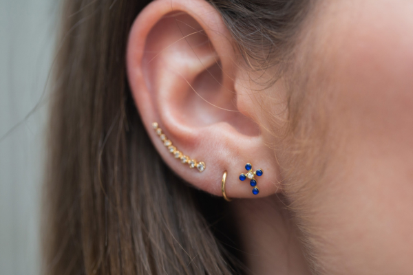 Boucle d’oreille Croix Perlée de Gigi Clozeau