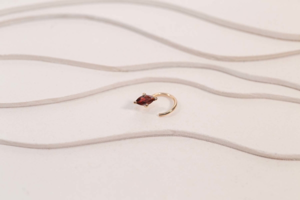 Boucle d’oreille Piton Double Grenat de Studio 28