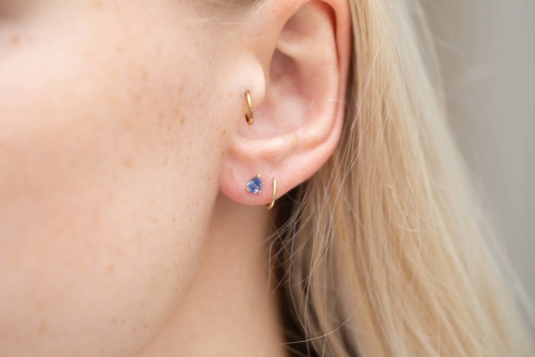 Boucle d'oreille Piton Double Saphir Bleu de Studio 28