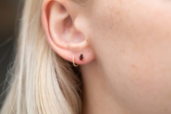 Boucle d’oreille Piton Double Grenat de Studio 28